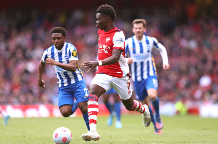 LONDON, ENGLAND - APRIL 09: Bukayo Saka of Arsenal runs with the ball during the Premier League match between Arsenal and Brighton & Hove Albion at Emirates Stadium on April 09, 2022 in London, England. (Photo by Warren Little/Getty Images)