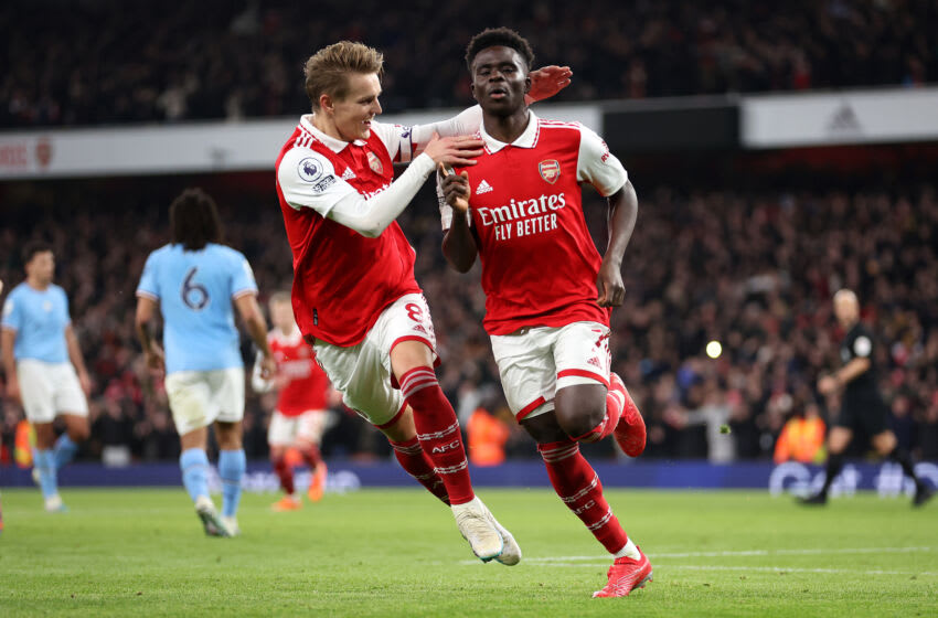 LONDON, ENGLAND - FEBRUARY 15: Bukayo Saka of Arsenal celebrates after scoring the team's first goal from a penalty kick during the Premier League match between Arsenal FC and Manchester City at Emirates Stadium on February 15, 2023 in London, England. (Photo by Julian Finney/Getty Images)