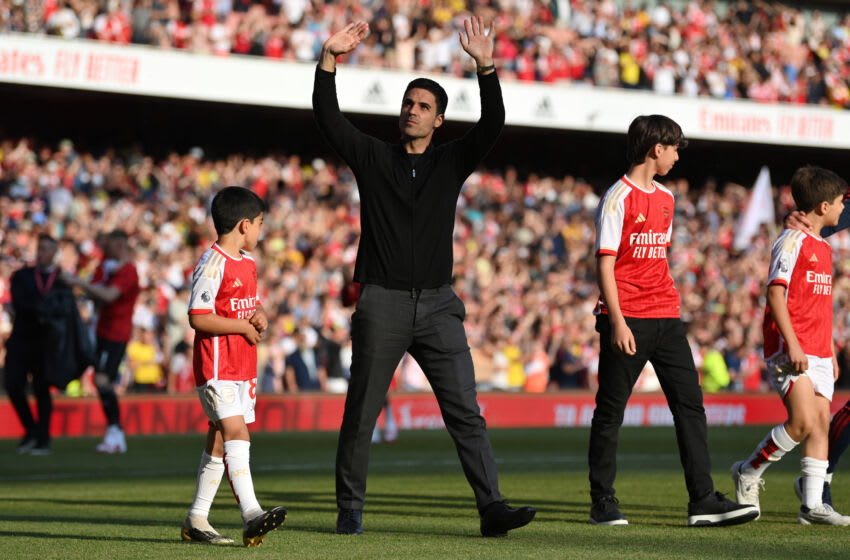 LONDON, ENGLAND - MAY 28: Mikel Arteta, Manager of Arsenal, acknowledges fans with his family after the Premier League match between Arsenal FC and Wolverhampton Wanderers at Emirates Stadium on May 28, 2023 in London, England. (Photo by Justin Setterfield/Getty Images)