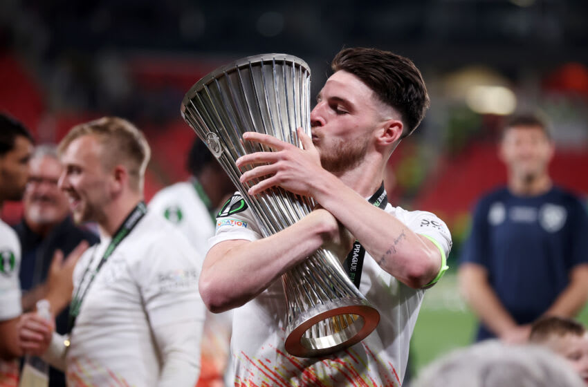 PRAGUE, CZECH REPUBLIC - JUNE 07: Declan Rice of West Ham United kisses the UEFA Europa Conference League trophy after the team's victory during the UEFA Europa Conference League 2022/23 final match between ACF Fiorentina and West Ham United FC at Eden Arena on June 07, 2023 in Prague, Czech Republic. (Photo by Alex Grimm/Getty Images)