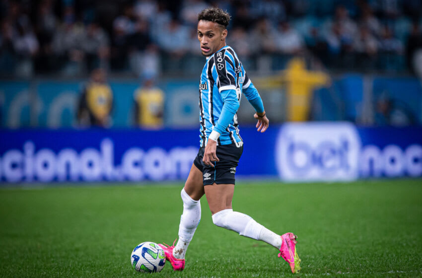 PORTO ALEGRE, BRAZIL - JULY 12: João Paulo Bitello of Gremio controls the ball during Copa do Brasil match between Gremio and Bahia at Arena do Gremio on July 12, 2023 in Porto Alegre, Brazil. (Photo by Richard Ducker/Eurasia Sport Images/Getty Images)