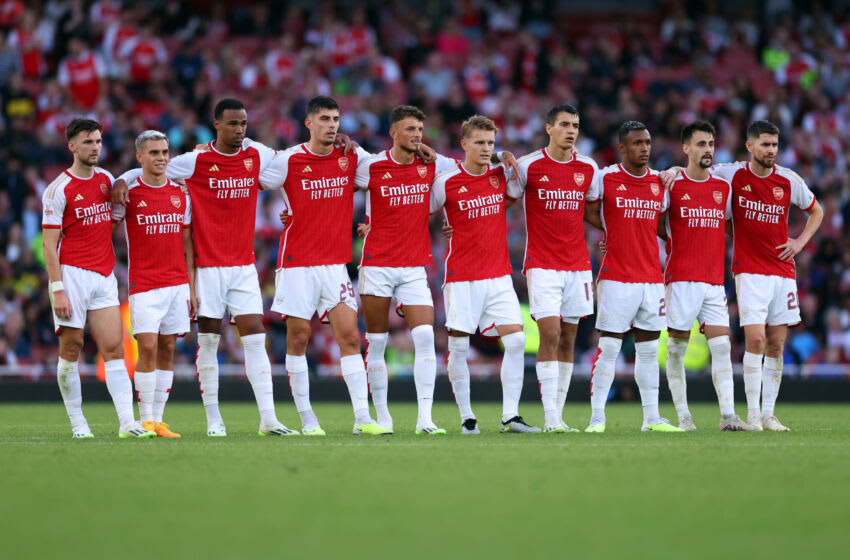 LONDON, ENGLAND - AUGUST 2: Arsenal players look on during the penalty shootout during the pre-season friendly match between Arsenal FC and AS Monaco at Emirates Stadium on August 2, 2023 in London, England. (Photo by Marc Atkins/Getty Images)