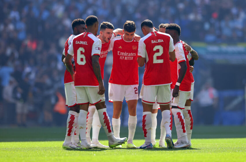 LONDON, ENGLAND - AUGUST 6: Arsenal players huddle during The FA Community Shield match between Manchester City against Arsenal at Wembley Stadium on August 6, 2023 in London, England. (Photo by Marc Atkins/Getty Images)
