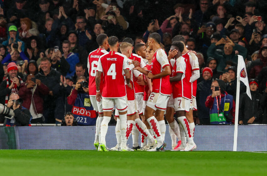 LONDON, UNITED KINGDOM - SEPTEMBER 20: Ben White of Arsenal, Gabriel of Arsenal, William Saliba of Arsenal, Bukayo Saka of Arsenal, Martin Odegaard of Arsenal, Oleksandr Zinchenko of Arsenal celebrates after scoring the first goal of the team during the UEFA Champions League Group B match between Arsenal and PSV at Emirates Stadion on September 20, 2023 in London, United Kingdom. (Photo by Hans van der Valk/BSR Agency\Getty Images)