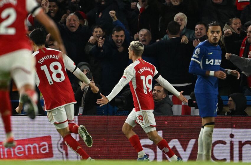 Arsenal's Belgian midfielder #19 Leandro Trossard (C) celebrates with teammates after scoring their second goal during the English Premier League football match between Chelsea and Arsenal at Stamford Bridge in London on October 21, 2023. (Photo by JUSTIN TALLIS / AFP) / RESTRICTED TO EDITORIAL USE. No use with unauthorized audio, video, data, fixture lists, club/league logos or 'live' services. Online in-match use limited to 120 images. An additional 40 images may be used in extra time. No video emulation. Social media in-match use limited to 120 images. An additional 40 images may be used in extra time. No use in betting publications, games or single club/league/player publications. / (Photo by JUSTIN TALLIS/AFP via Getty Images)