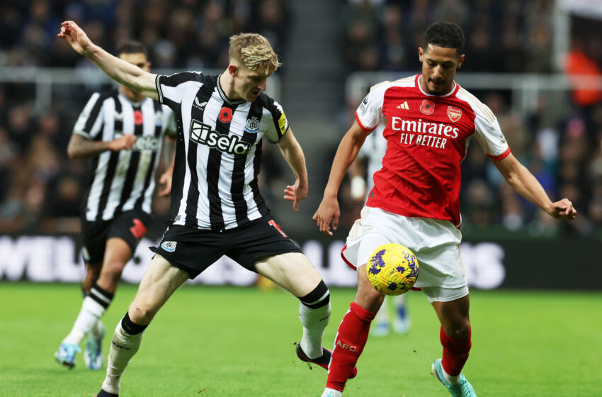 NEWCASTLE UPON TYNE, ENGLAND - NOVEMBER 04: Anthony Gordon of Newcastle United battles for possession with William Saliba of Arsenal during the Premier League match between Newcastle United and Arsenal FC at St. James Park on November 04, 2023 in Newcastle upon Tyne, England. (Photo by Ian MacNicol/Getty Images)